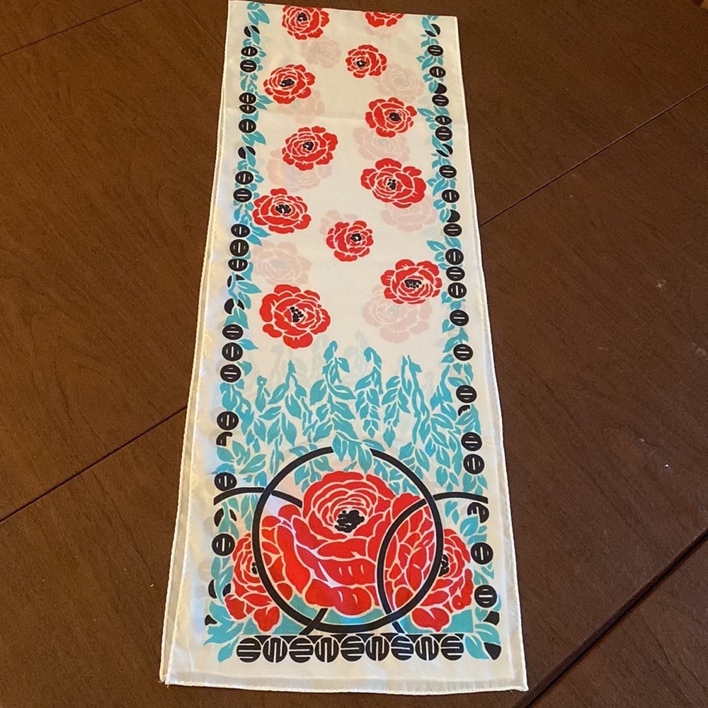 Carol Horn scarf. Very nice preowned condition.  Measurements in pic 58 x 10